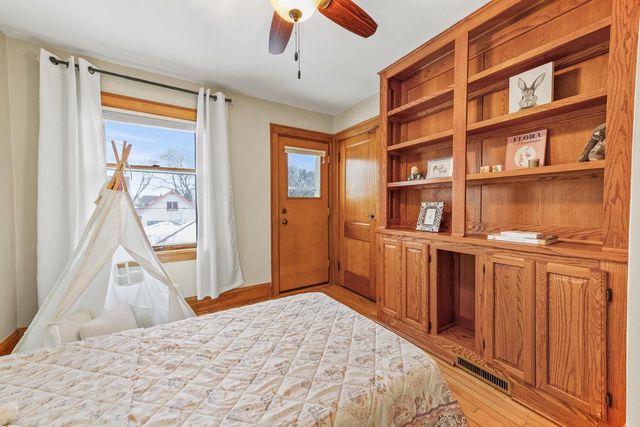 3046 N Newhall STREET, Milwaukee, WI 53211