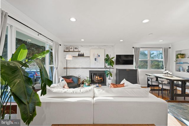 2114 N EARLEY ST, Alexandria, VA 22302