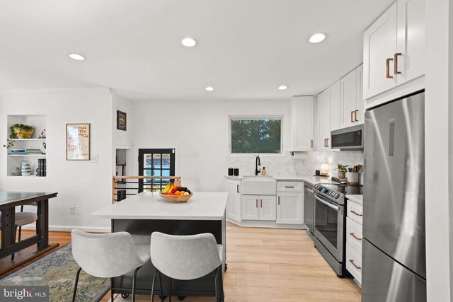 2114 N EARLEY ST, Alexandria, VA 22302