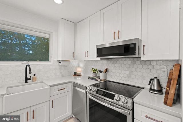 2114 N EARLEY ST, Alexandria, VA 22302