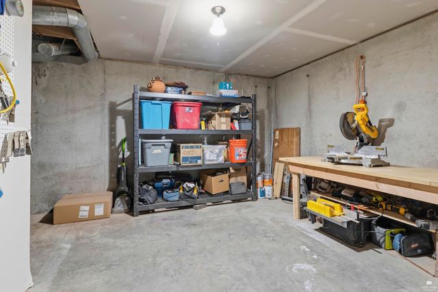 1000 Stratford Circle, Manhattan, KS 66503