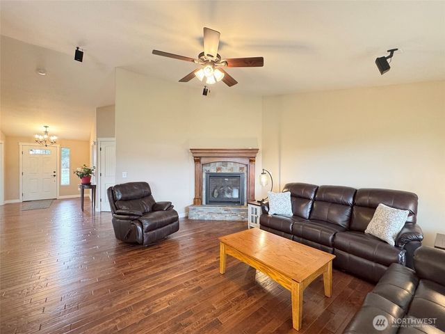 196 Marsh Hawk Lane, Port Angeles, WA 98382