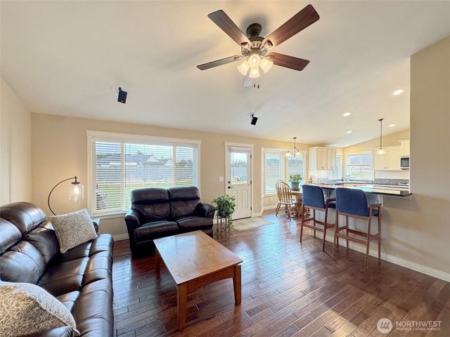196 Marsh Hawk Lane, Port Angeles, WA 98382