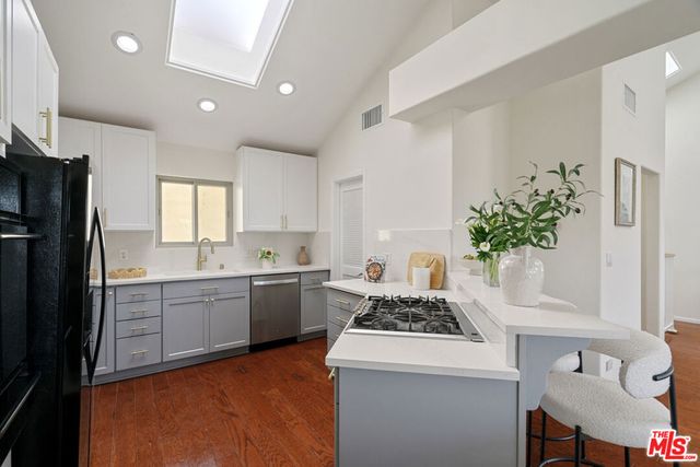 535 E Walnut Avenue B, El Segundo, CA 90245