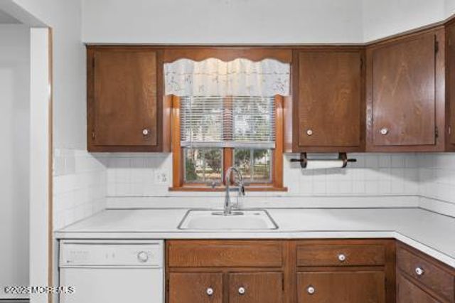 6 Stanford Drive, Toms River, NJ 08757