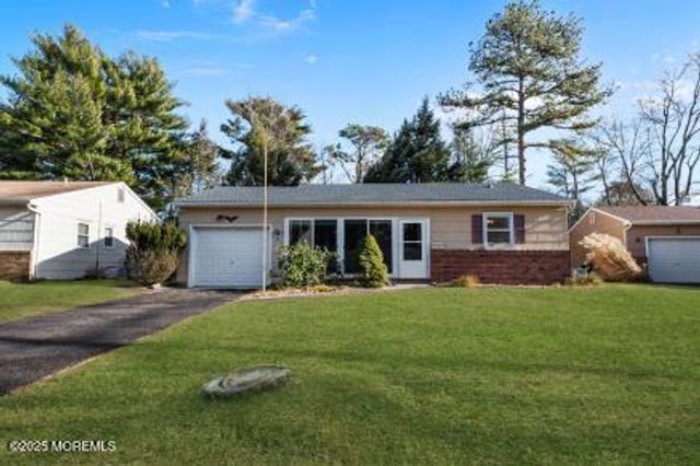 6 Stanford Drive, Toms River, NJ 08757
