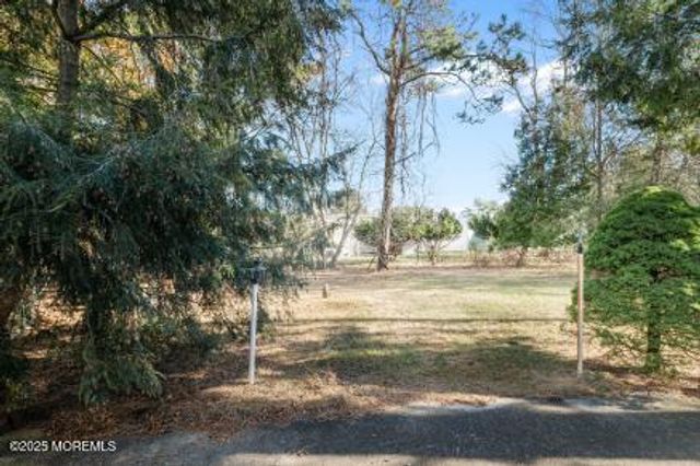 6 Stanford Drive, Toms River, NJ 08757