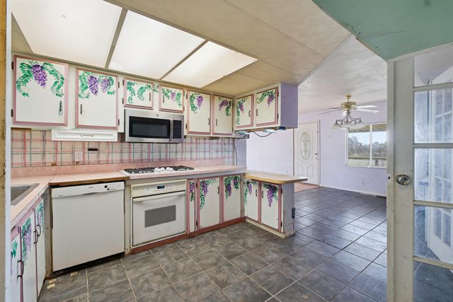 984 S Wisconsin Street, Porterville, CA 93257