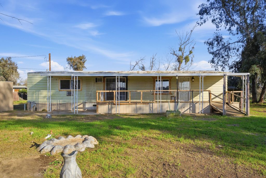 984 S Wisconsin Street, Porterville, CA 93257