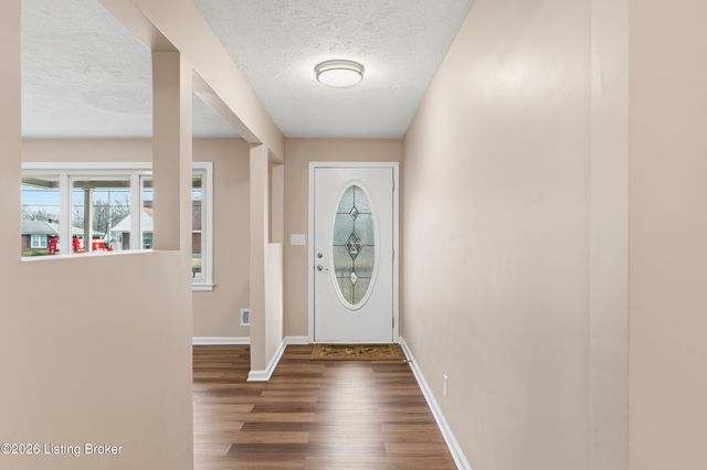 11408 Flowervale Ln, Louisville, KY 40272