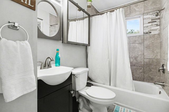 9286 Chamberlain Street, Romulus, MI 48174