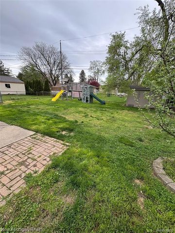 31090 Mc Namee, Fraser, MI 48026
