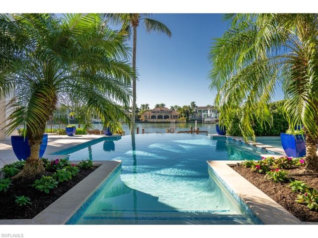 3520 Gin LN, Naples, FL 34102