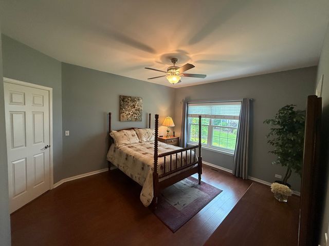 33 S Barton Trail, Batavia, IL 60510
