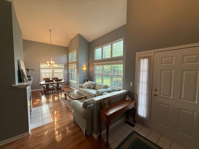 33 S Barton Trail, Batavia, IL 60510