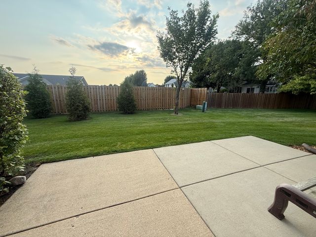 33 S Barton Trail, Batavia, IL 60510