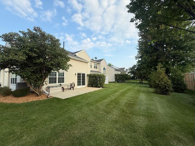 33 S Barton Trail, Batavia, IL 60510