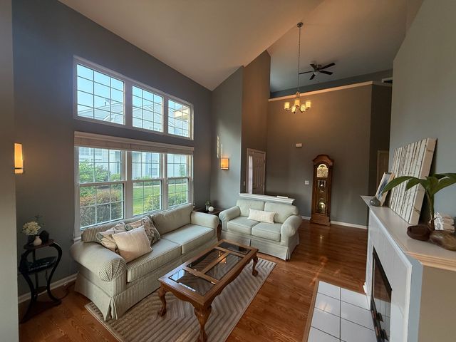 33 S Barton Trail, Batavia, IL 60510