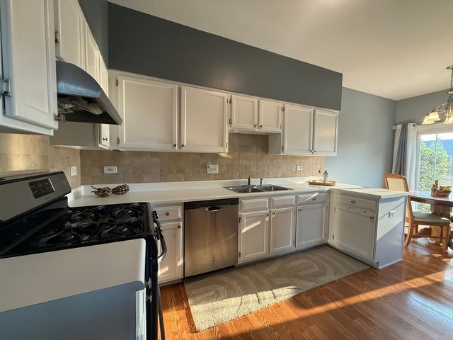 33 S Barton Trail, Batavia, IL 60510