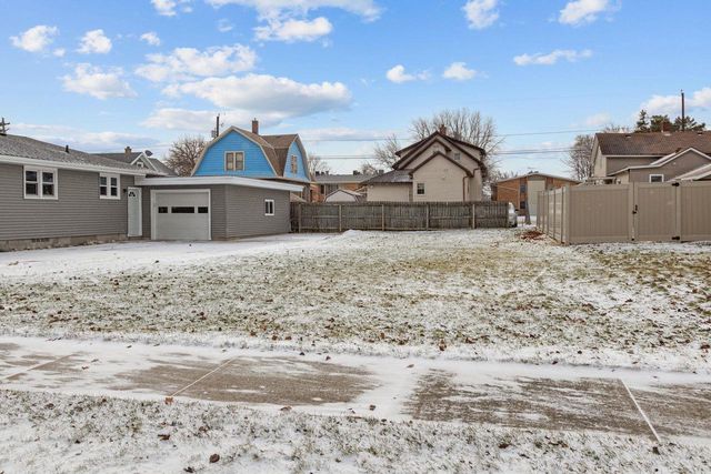 719 W 8TH AVENUE, Oshkosh, WI 54902