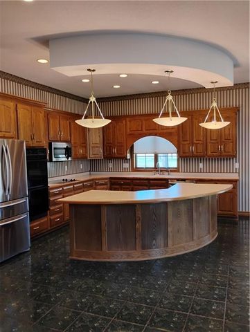 724 VILLAGE Drive, Girard, KS 66743