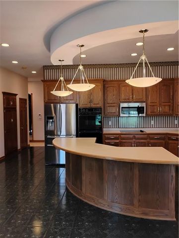 724 VILLAGE Drive, Girard, KS 66743