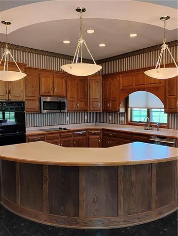 724 VILLAGE Drive, Girard, KS 66743