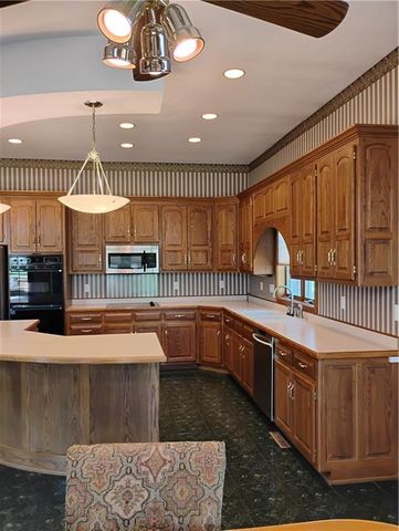 724 VILLAGE Drive, Girard, KS 66743