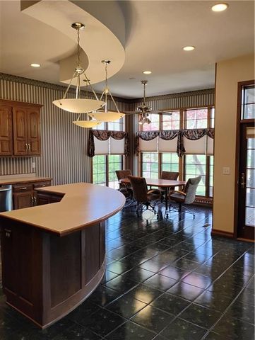 724 VILLAGE Drive, Girard, KS 66743