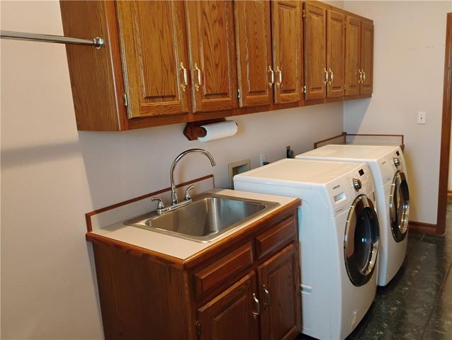 724 VILLAGE Drive, Girard, KS 66743