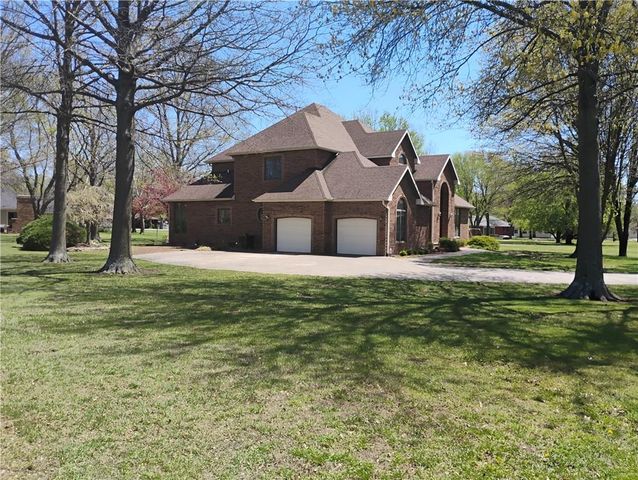 724 VILLAGE Drive, Girard, KS 66743