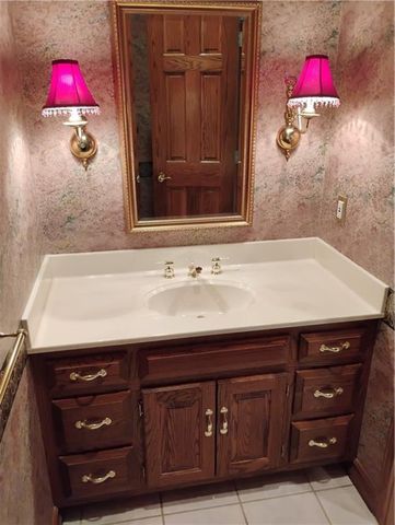 724 VILLAGE Drive, Girard, KS 66743