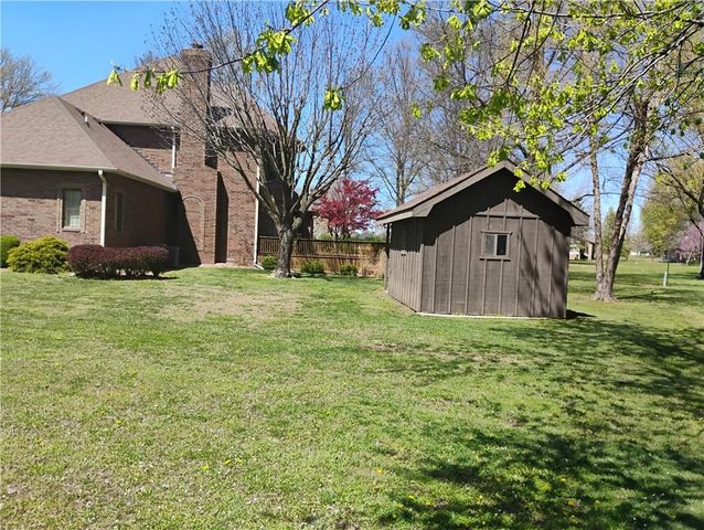 724 VILLAGE Drive, Girard, KS 66743