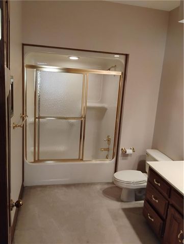 724 VILLAGE Drive, Girard, KS 66743