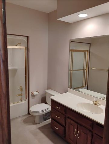 724 VILLAGE Drive, Girard, KS 66743