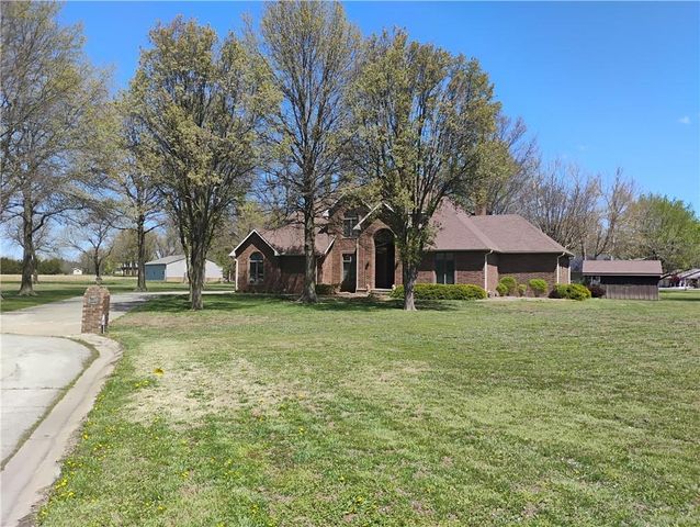 724 VILLAGE Drive, Girard, KS 66743