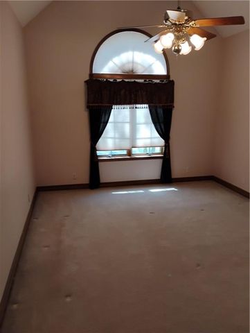 724 VILLAGE Drive, Girard, KS 66743