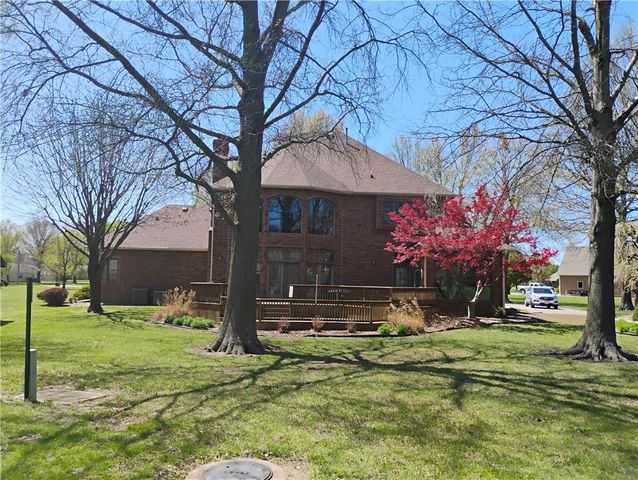 724 VILLAGE Drive, Girard, KS 66743