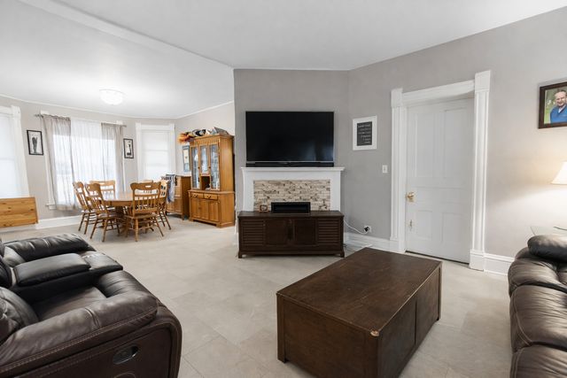 1502 S Galena Avenue, Dixon, IL 61021