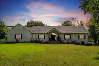 1275 E Knoll Drive, Robins, IA 52328