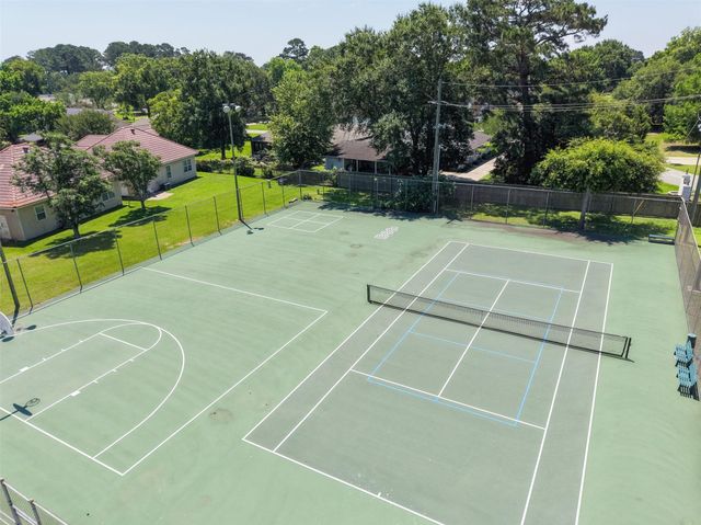 16 Regency Point, Conroe, TX 77356