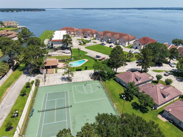 16 Regency Point, Conroe, TX 77356