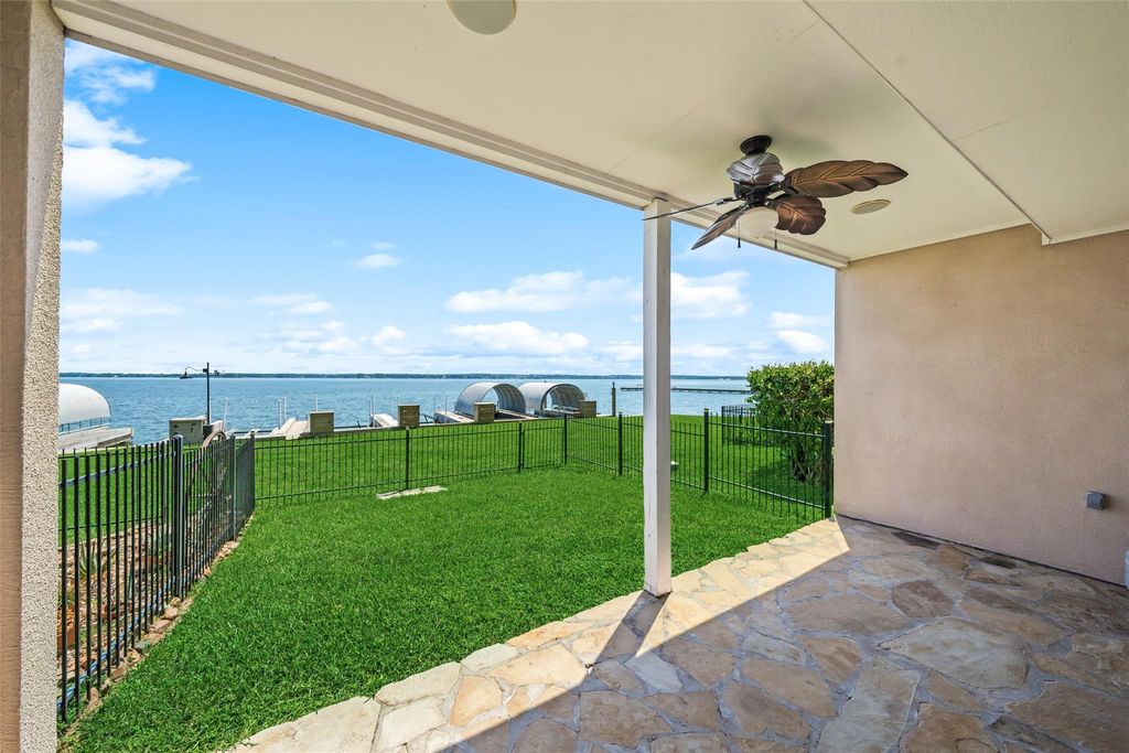 16 Regency Point, Conroe, TX 77356