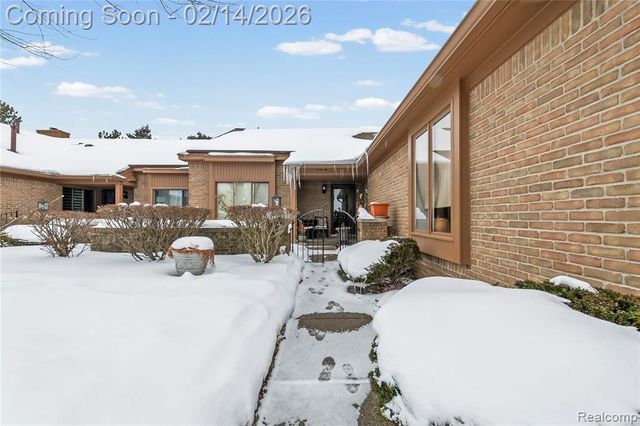 2162 London Bridge Drive, Rochester Hills, MI 48307