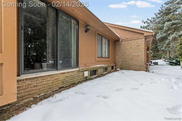 2162 London Bridge Drive, Rochester Hills, MI 48307