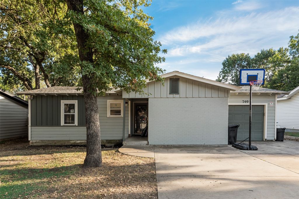 749 W Redbud Drive, Hurst, TX 76053