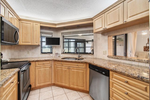 5851 Parkwalk Drive, Boynton Beach, FL 33472