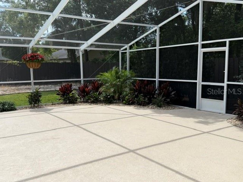 Image 11 of property listing at 210 W TIMBERCOVE CIRCLE, Longwood, FL 32779