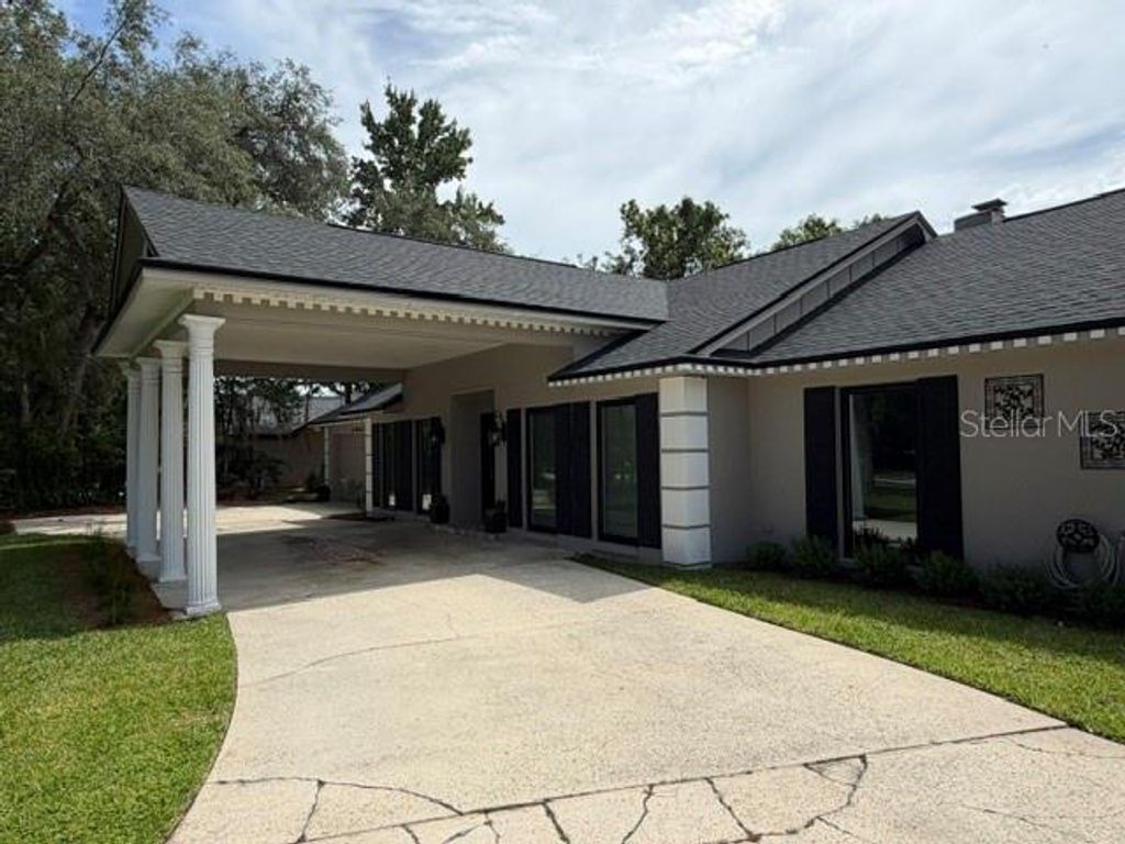 Image 4 of property listing at 210 W TIMBERCOVE CIRCLE, Longwood, FL 32779