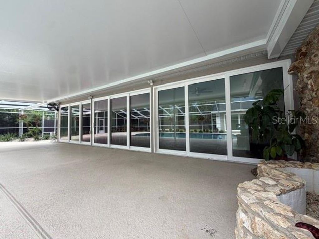 Image 8 of property listing at 210 W TIMBERCOVE CIRCLE, Longwood, FL 32779
